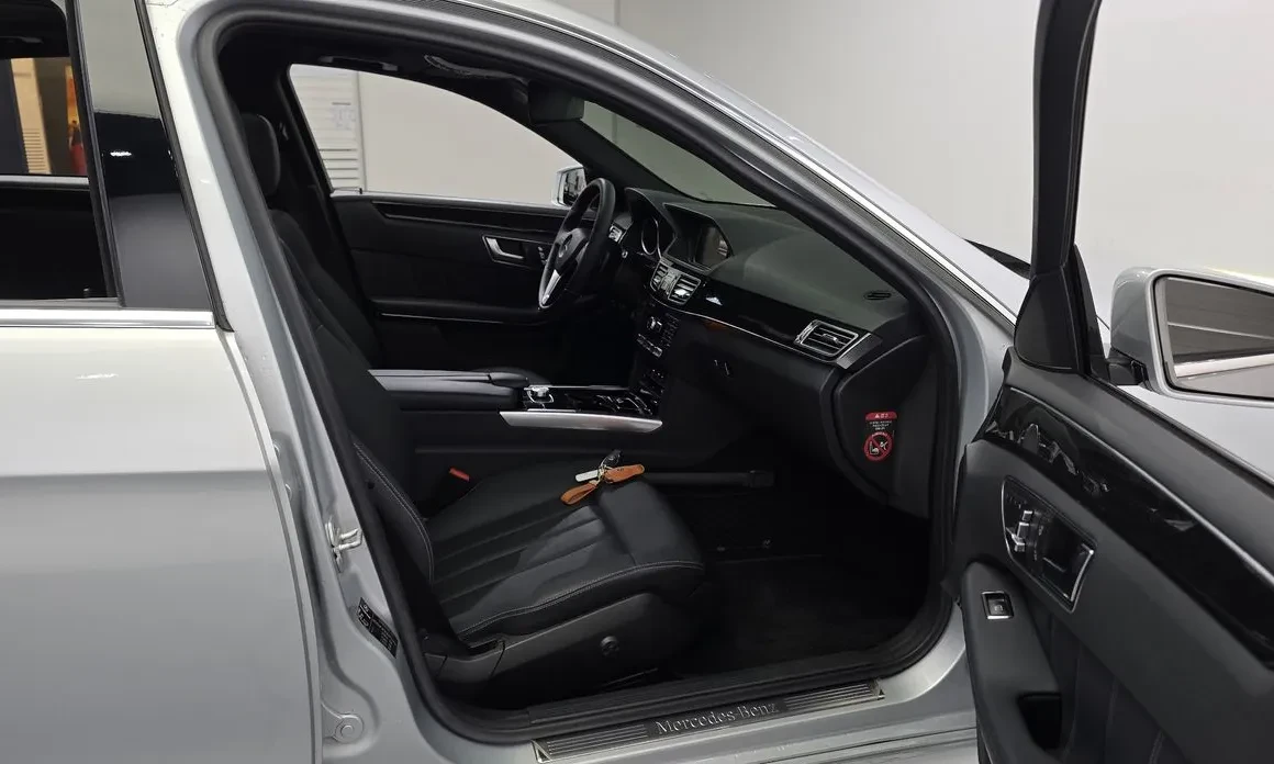Mercedes-Benz E 300 3.5 V6, Подгрев, Задна кам., Панорама, снимка 11 - Автомобили и джипове - 54608779