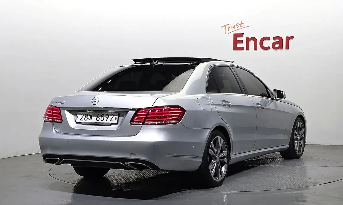 Mercedes-Benz E 300 3.5 V6, Подгрев, Задна кам., Панорама, снимка 2 - Автомобили и джипове - 54608779
