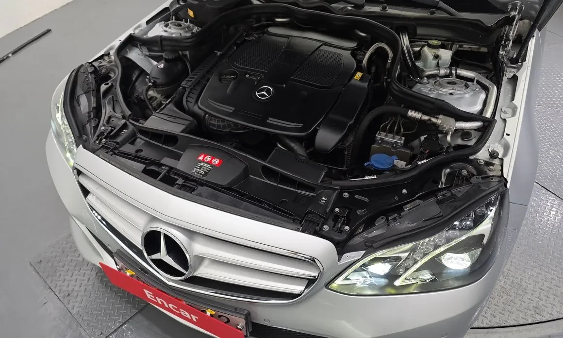 Mercedes-Benz E 300 3.5 V6, Подгрев, Задна кам., Панорама, снимка 6 - Автомобили и джипове - 54608779