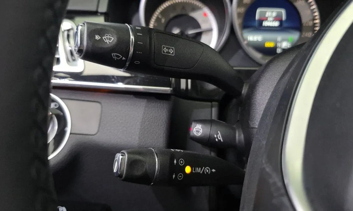 Mercedes-Benz E 300 3.5 V6, Подгрев, Задна кам., Панорама, снимка 13 - Автомобили и джипове - 54608779