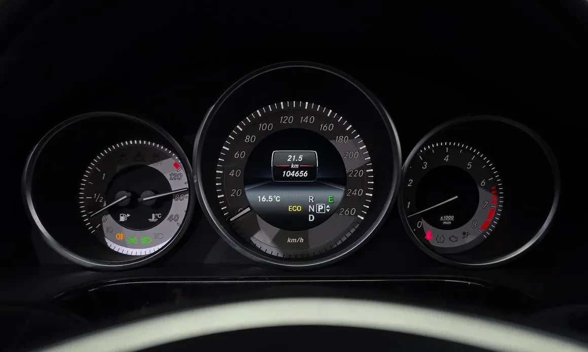 Mercedes-Benz E 300 3.5 V6, Подгрев, Задна кам., Панорама, снимка 8 - Автомобили и джипове - 54608779