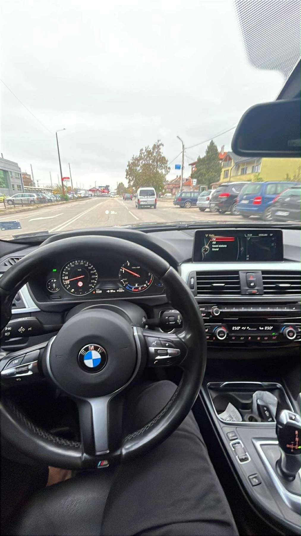 BMW 320 xDrive/ДИГИТАЛНО ТАБЛО/keyless/headup/harmankardon, снимка 11 - Автомобили и джипове - 54720630