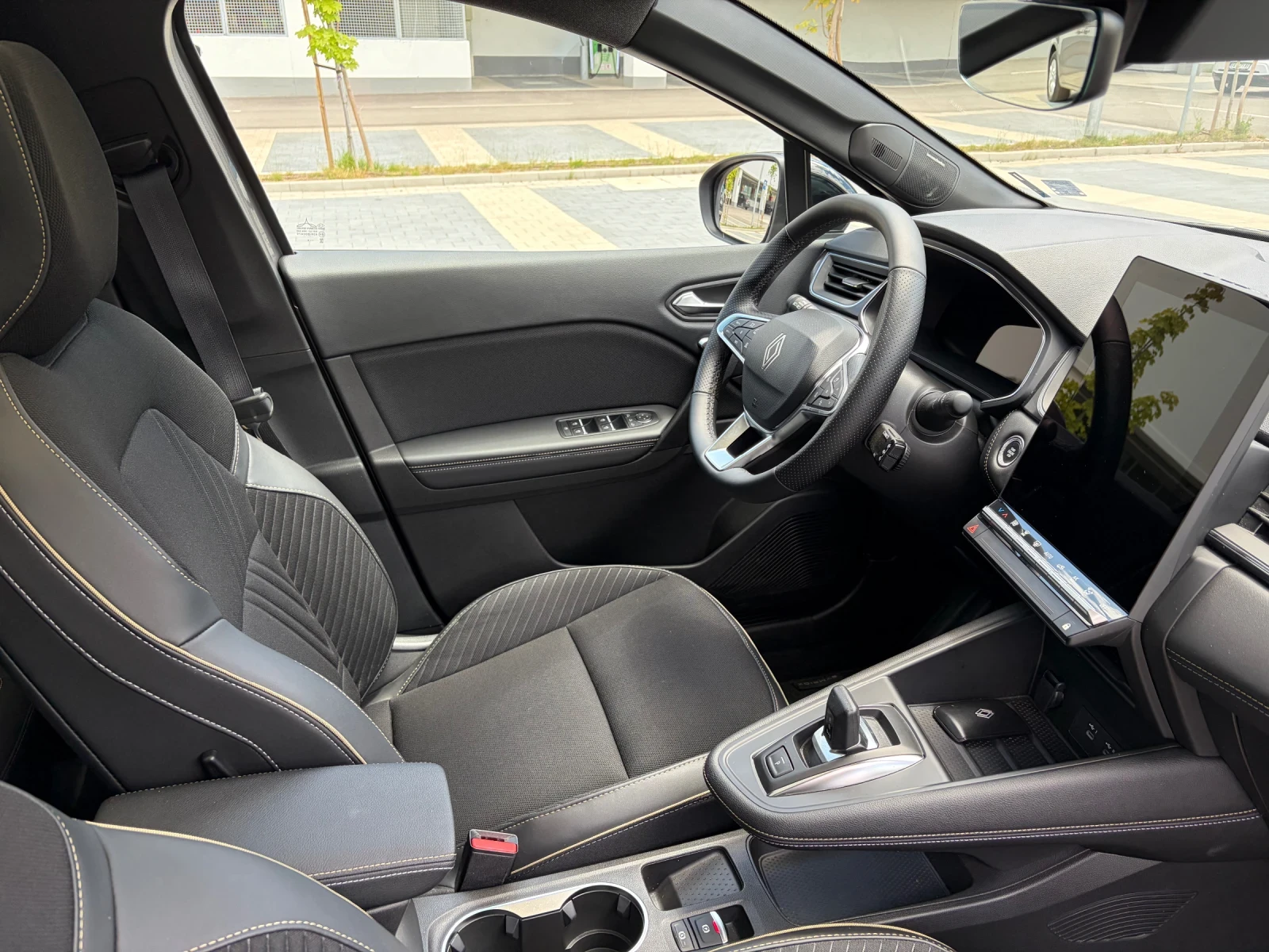 Renault Symbioz Iconic 160 full hybrid, снимка 7 - Автомобили и джипове - 55162677