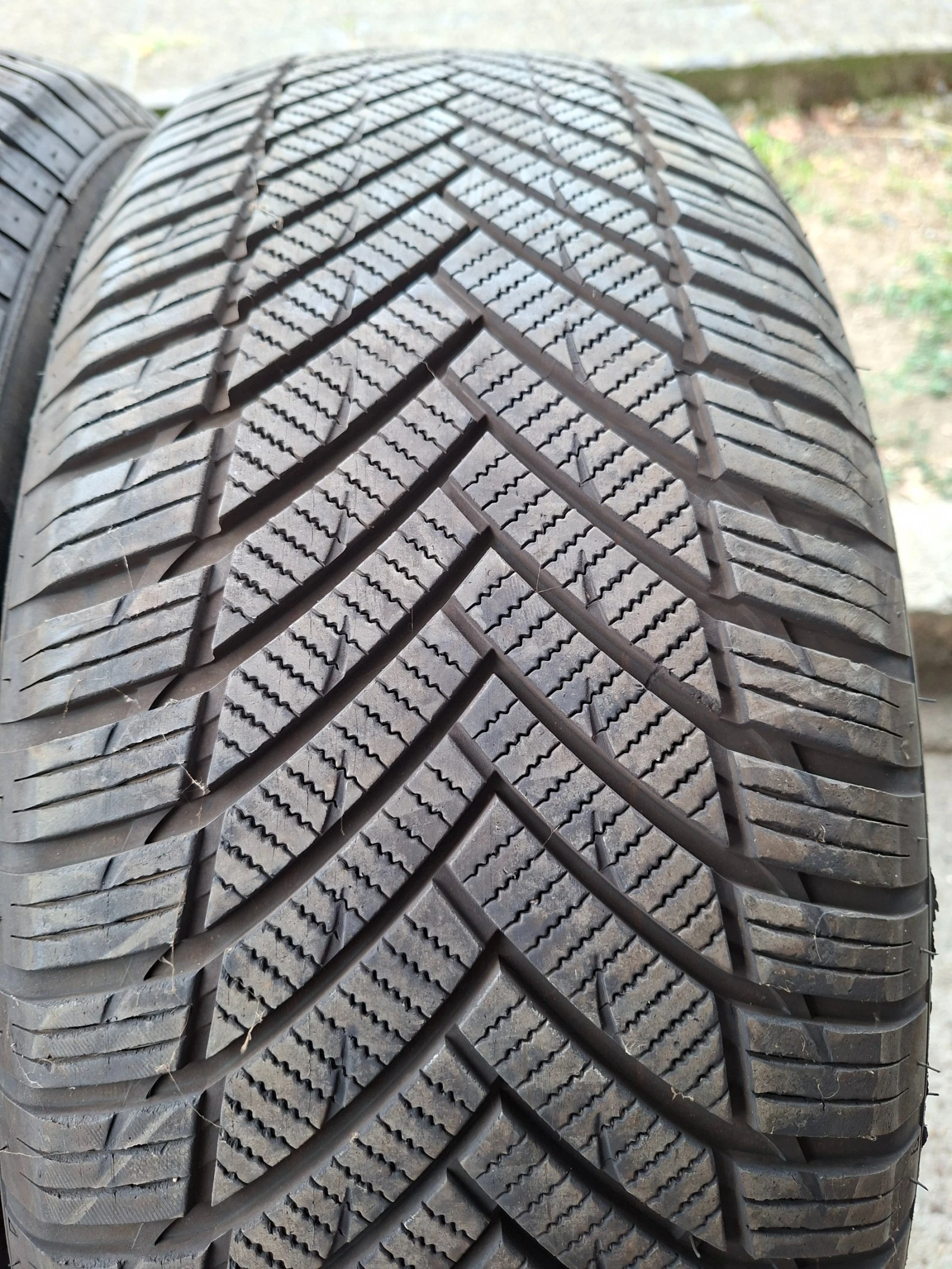 Гуми Всесезонни 235/55R18, снимка 3 - Гуми и джанти - 55656965