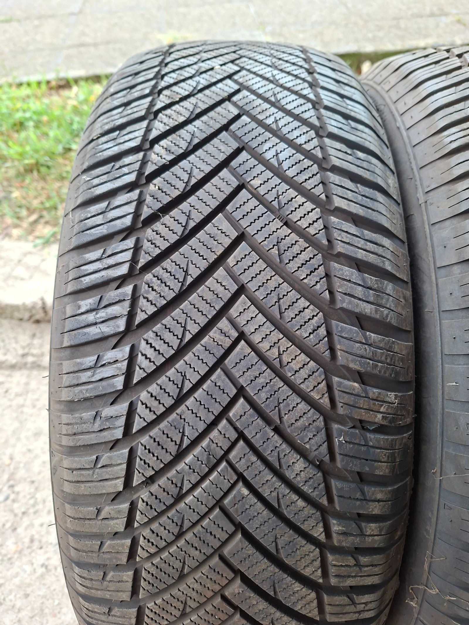 Гуми Всесезонни 235/55R18, снимка 2 - Гуми и джанти - 55656965