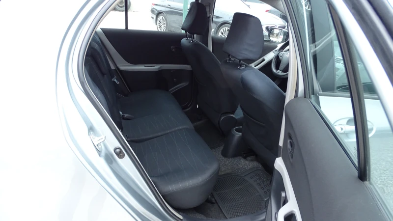 Toyota Yaris 1.3 VVT-I, снимка 10 - Автомобили и джипове - 48369328