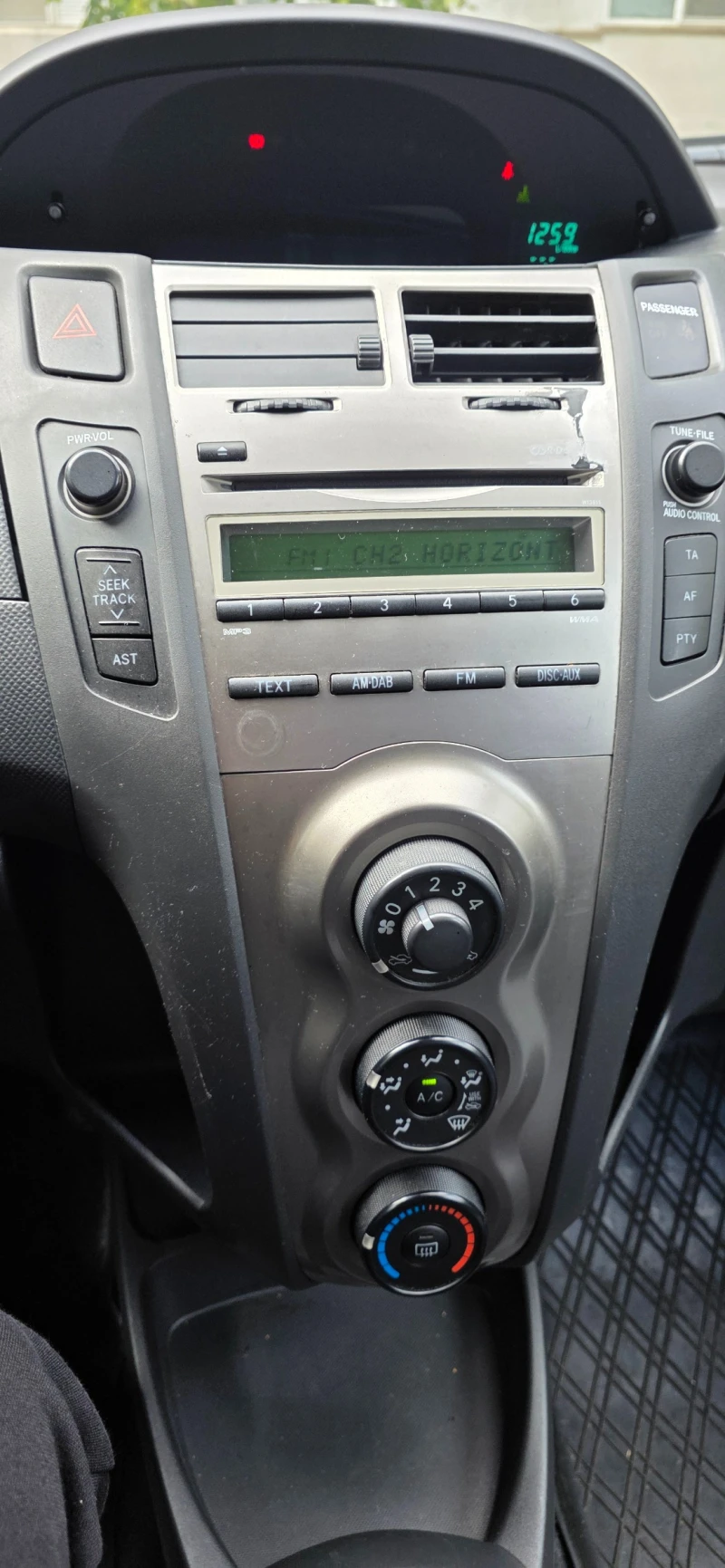 Toyota Yaris, снимка 8 - Автомобили и джипове - 51919636