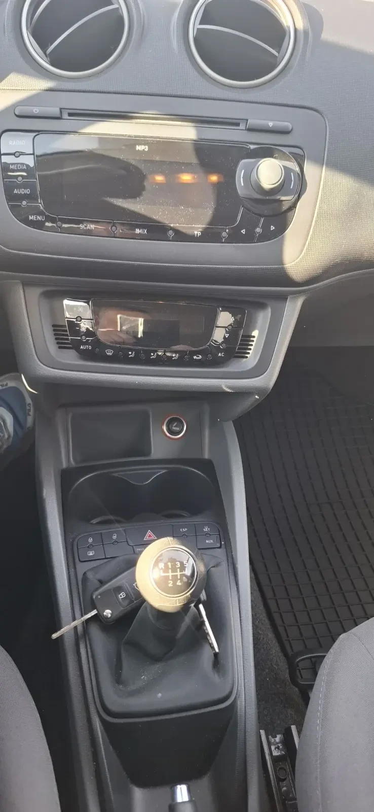 Seat Ibiza 1.6 TDI 105 кс Автопилот, снимка 13 - Автомобили и джипове - 53840603