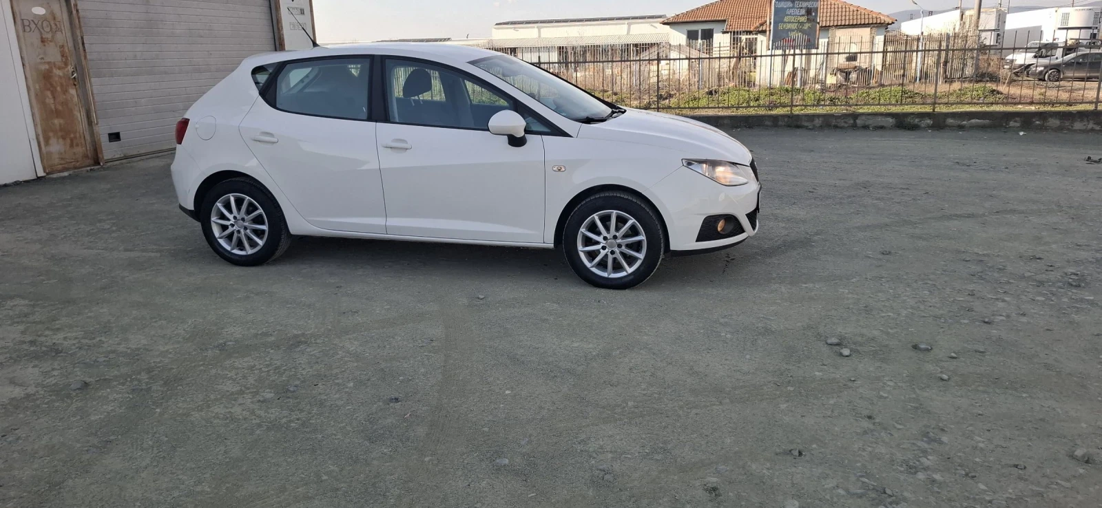 Seat Ibiza 1.6 TDI 105 кс Автопилот, снимка 4 - Автомобили и джипове - 53840603