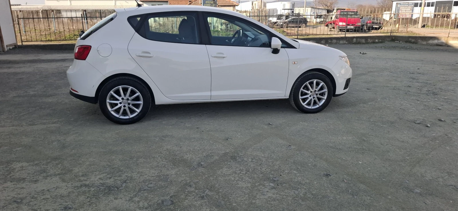 Seat Ibiza 1.6 TDI 105 кс Автопилот, снимка 3 - Автомобили и джипове - 53840603