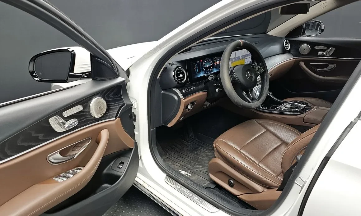 Mercedes-Benz E 300 4MATIC* E63 AMG ОПТИКА* ОБДУХВАНЕ* WIDESCREEN* HUD, снимка 3 - Автомобили и джипове - 54833913