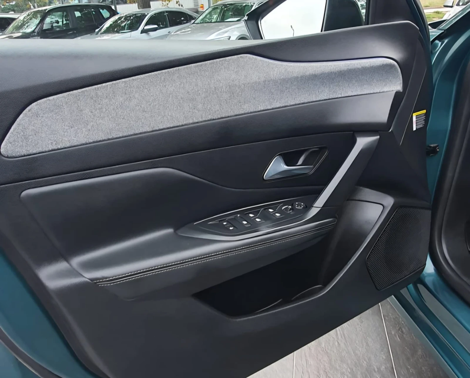 Peugeot 308 1.5 Blue HDI SW 8AT, снимка 9 - Автомобили и джипове - 56277512