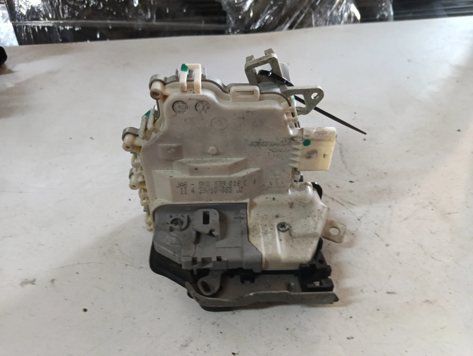 брава (задна дясна) 8K0839016C Audi A4