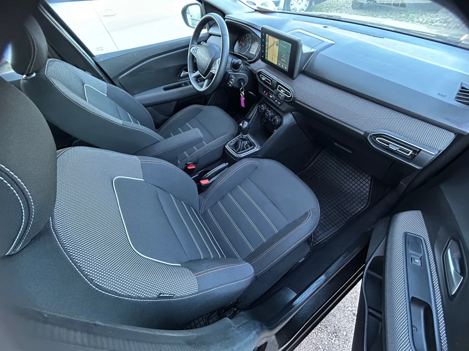 Dacia Sandero 1000T/AUTOMATIC/90K.C./FACELIFT/37000KM, снимка 11 - Автомобили и джипове - 54308647