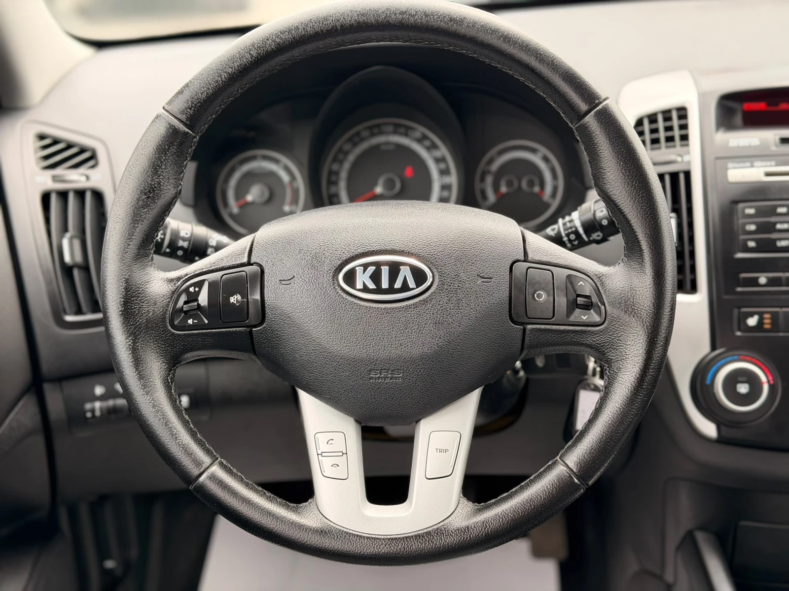 Kia Ceed 1.6CRDI, снимка 11 - Автомобили и джипове - 55134643