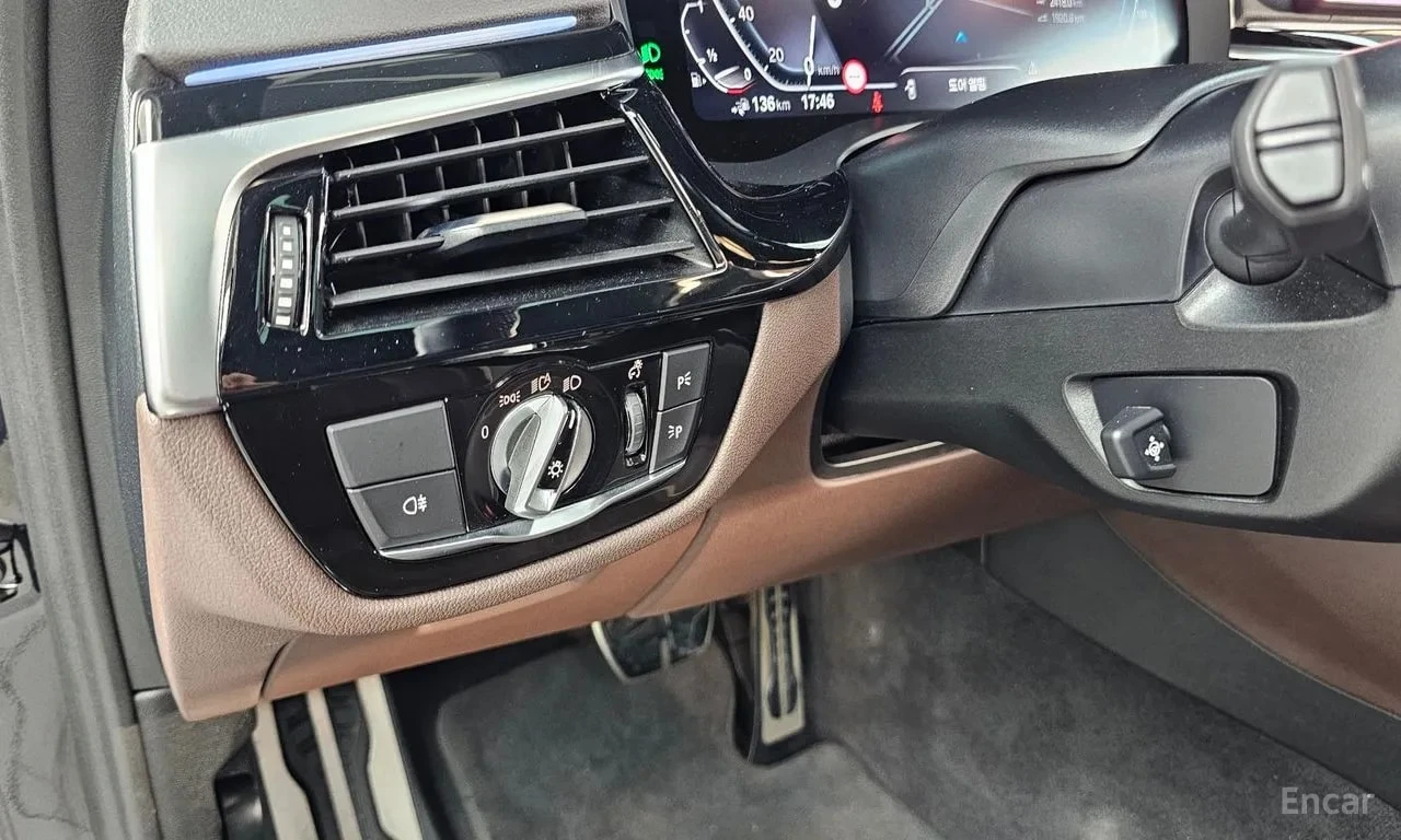 BMW 530E * M Sport* АВТОКРЕДИТ БЕЗ ПЪРВОНАЧАЛНА ВНОСКА* , снимка 17 - Автомобили и джипове - 56073514