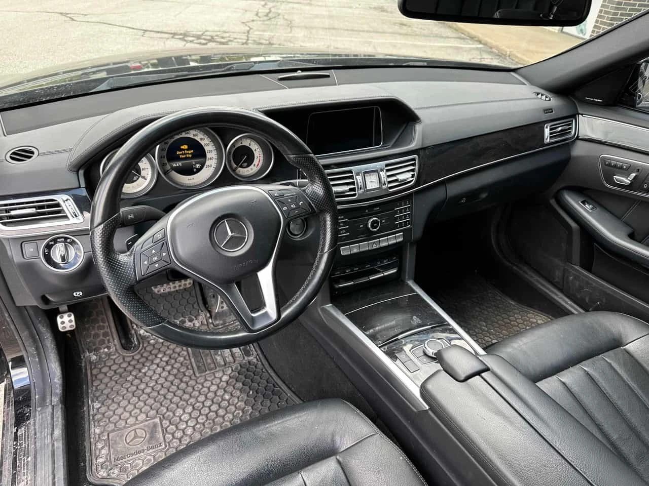 Mercedes-Benz E 400 4MATIC * AMG * CARFAX * , снимка 7 - Автомобили и джипове - 56706729