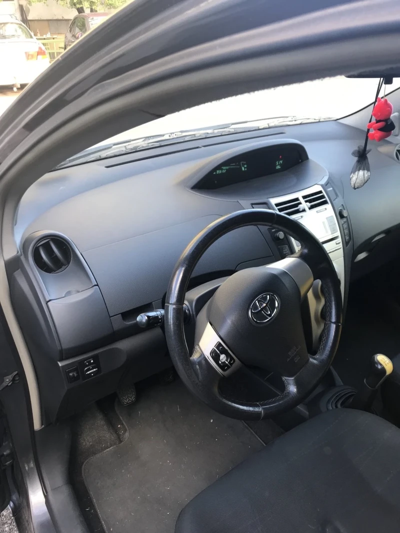 Toyota Yaris 1.3, снимка 10 - Автомобили и джипове - 47610336