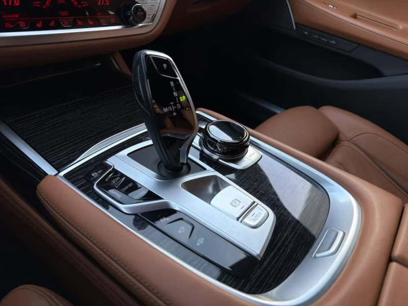 BMW 750 xDrive/530HP/PANO/MASSAGE/LASER/360/H&K/HUD/762g, снимка 10 - Автомобили и джипове - 53370687