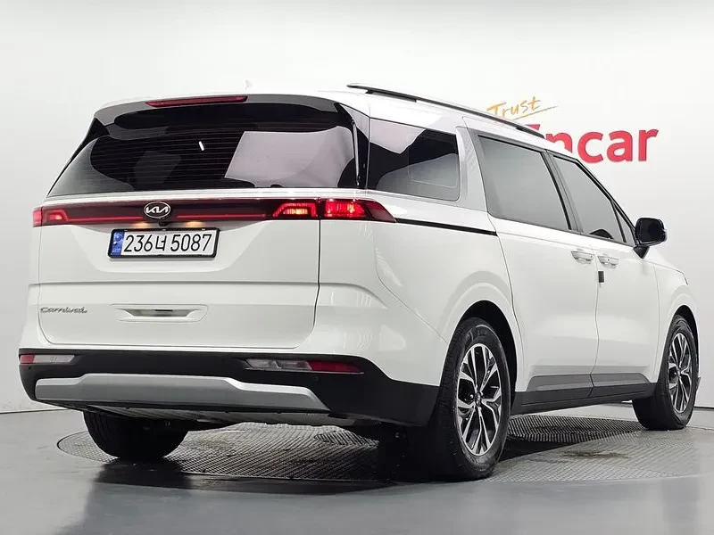Kia Carnival Diesel 9-Seater Prestige, снимка 2 - Автомобили и джипове - 56117728