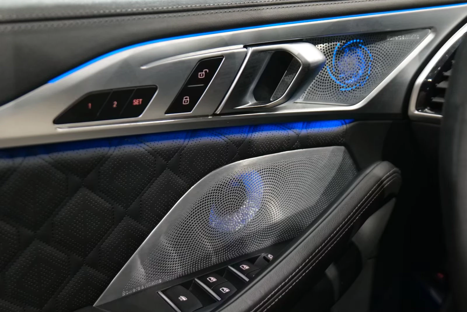 BMW M8 COMP/625HP/xDRIVE/CABRIO/360/B&W/HUD/CARBON/380z, снимка 15 - Автомобили и джипове - 54377236