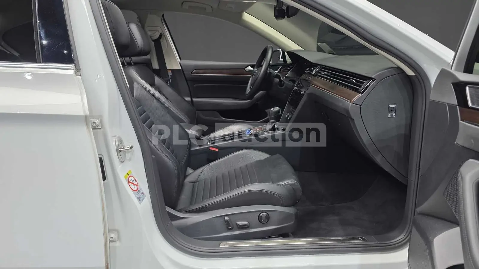 VW Passat 2.0TDI R-LINE PRESTIGE! PANO/HEAD-UP/CAM, снимка 14 - Автомобили и джипове - 55225323