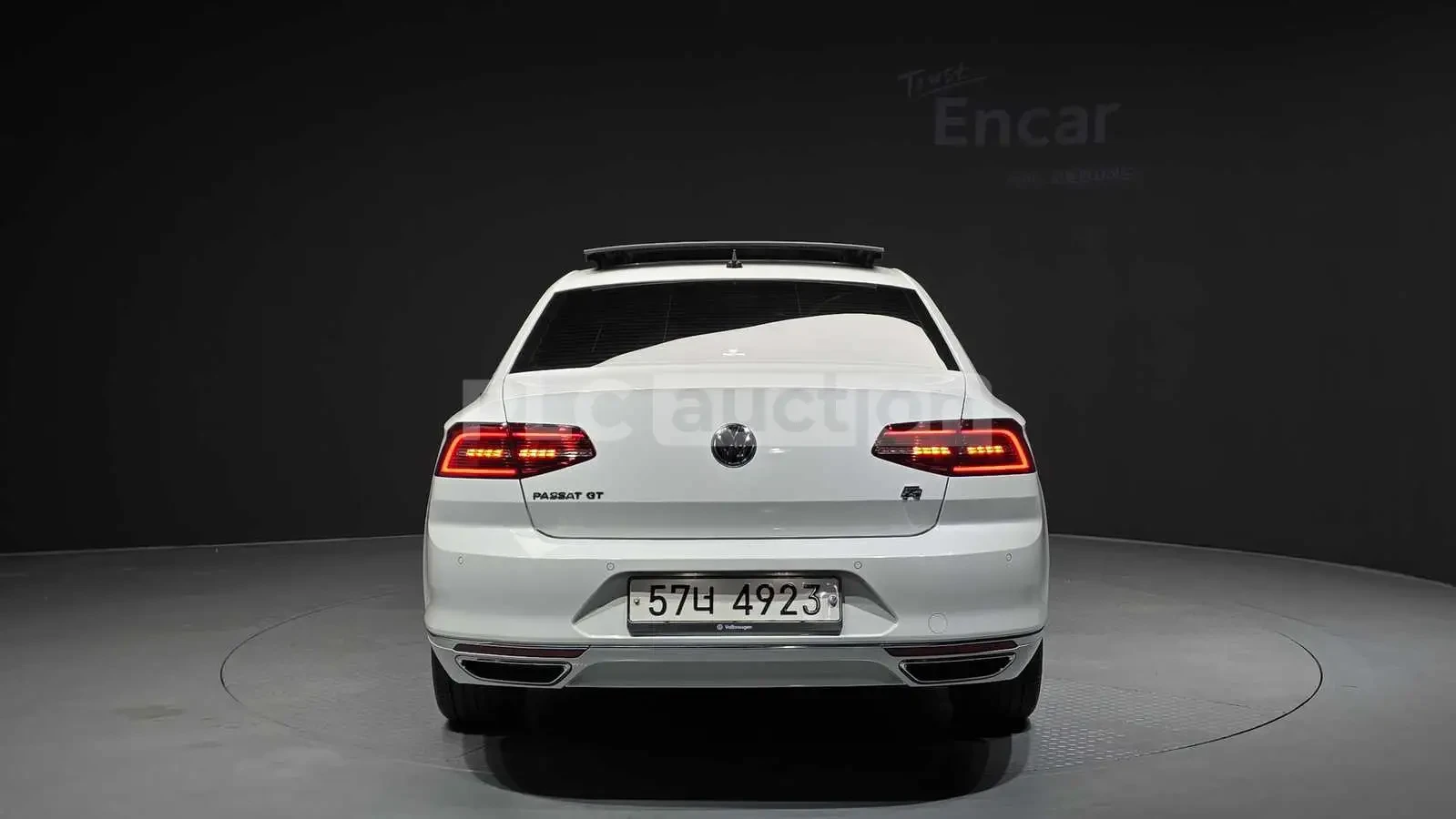 VW Passat 2.0TDI R-LINE PRESTIGE! PANO/HEAD-UP/CAM, снимка 4 - Автомобили и джипове - 55225323