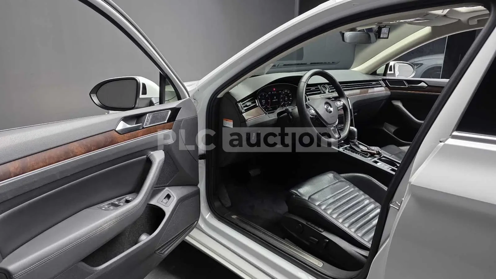 VW Passat 2.0TDI R-LINE PRESTIGE! PANO/HEAD-UP/CAM, снимка 10 - Автомобили и джипове - 55225323