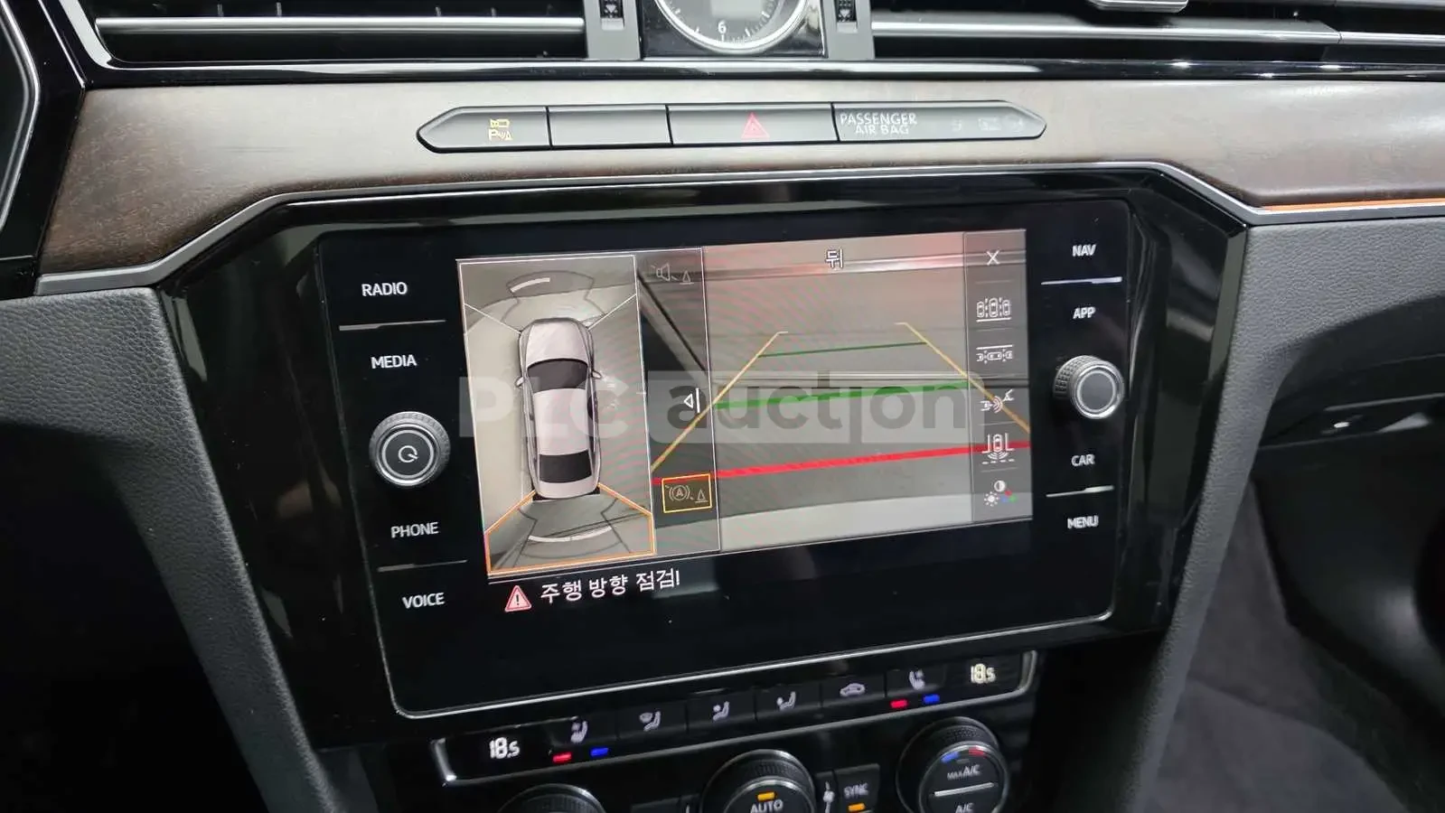 VW Passat 2.0TDI R-LINE PRESTIGE! PANO/HEAD-UP/CAM, снимка 13 - Автомобили и джипове - 55225323