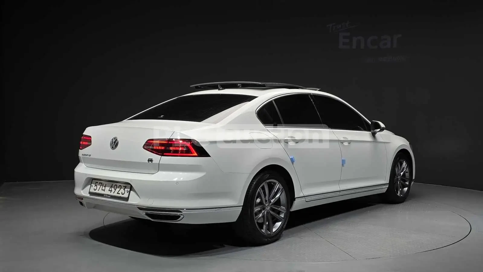 VW Passat 2.0TDI R-LINE PRESTIGE! PANO/HEAD-UP/CAM, снимка 2 - Автомобили и джипове - 55225323