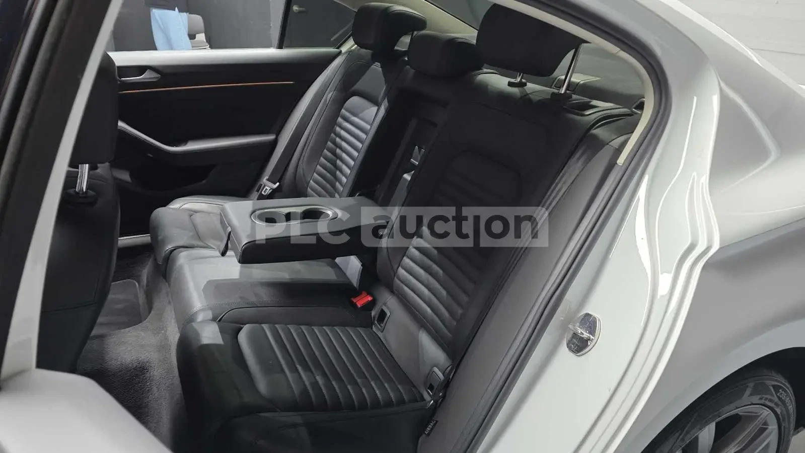 VW Passat 2.0TDI R-LINE PRESTIGE! PANO/HEAD-UP/CAM, снимка 12 - Автомобили и джипове - 55225323