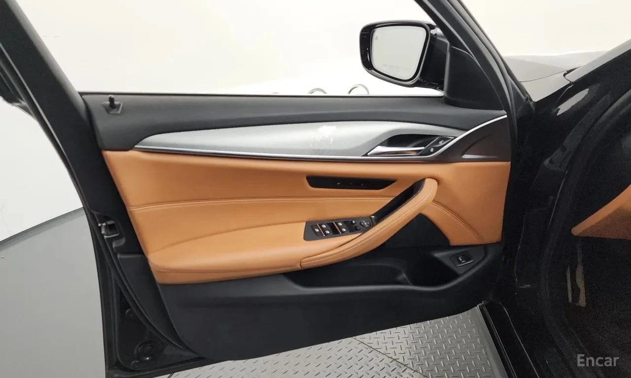 BMW 530 / M Sport Package / ХЕД-ЪП / АВТОКРЕДИТ, снимка 9 - Автомобили и джипове - 56117837