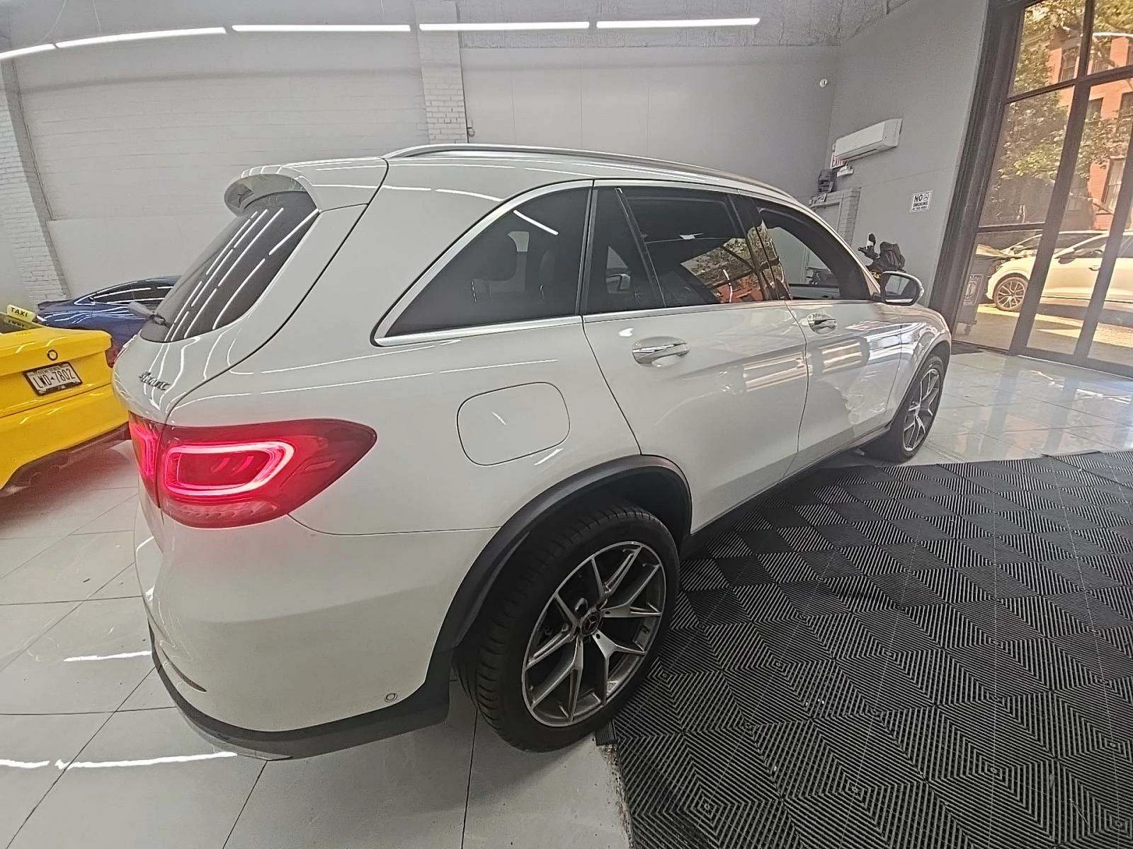 Mercedes-Benz GLC 300 4MATIC - изображение 4