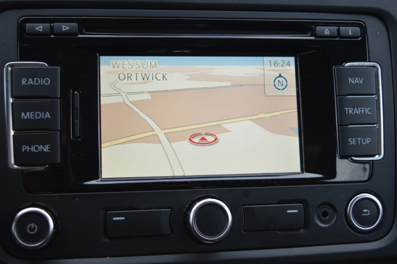 VW Golf 1.6TDI-DSG-KLIMATRONIK, снимка 14 - Автомобили и джипове - 52169671