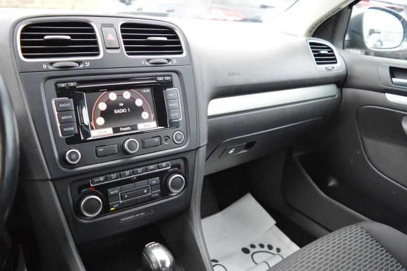 VW Golf 1.6TDI-DSG-KLIMATRONIK, снимка 13 - Автомобили и джипове - 52169671