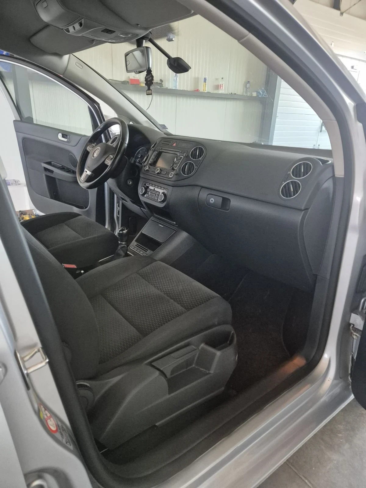 VW Golf Plus 1.6TDI парктроник/Bluetooth/мултиволан - изображение 6