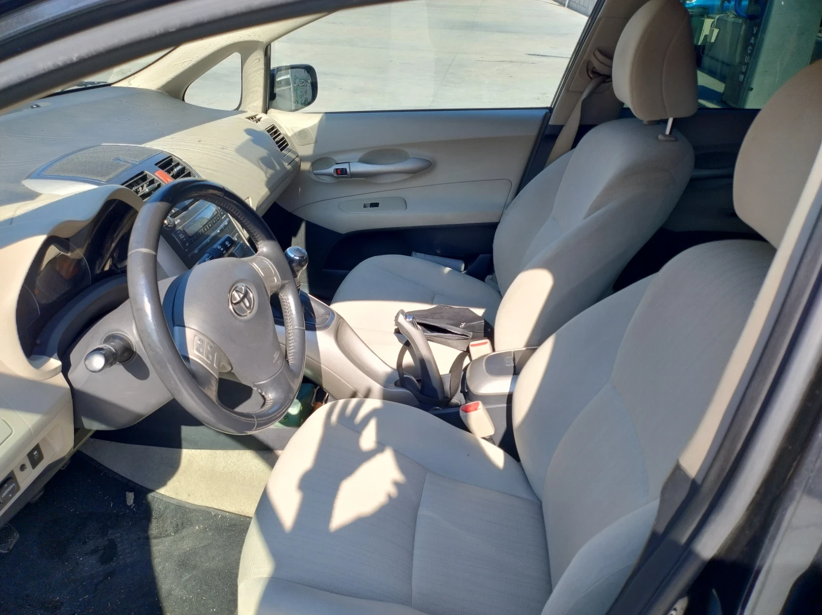 Toyota Auris, снимка 9 - Автомобили и джипове - 55013406