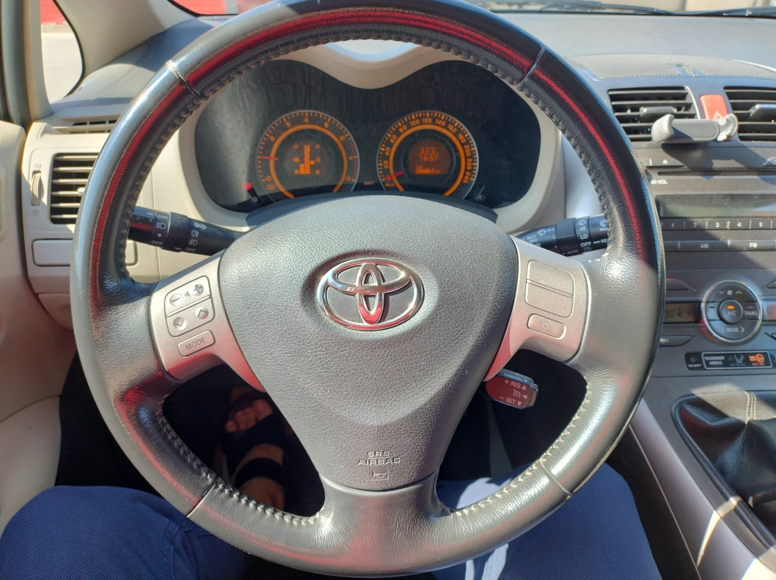 Toyota Auris, снимка 15 - Автомобили и джипове - 55013406