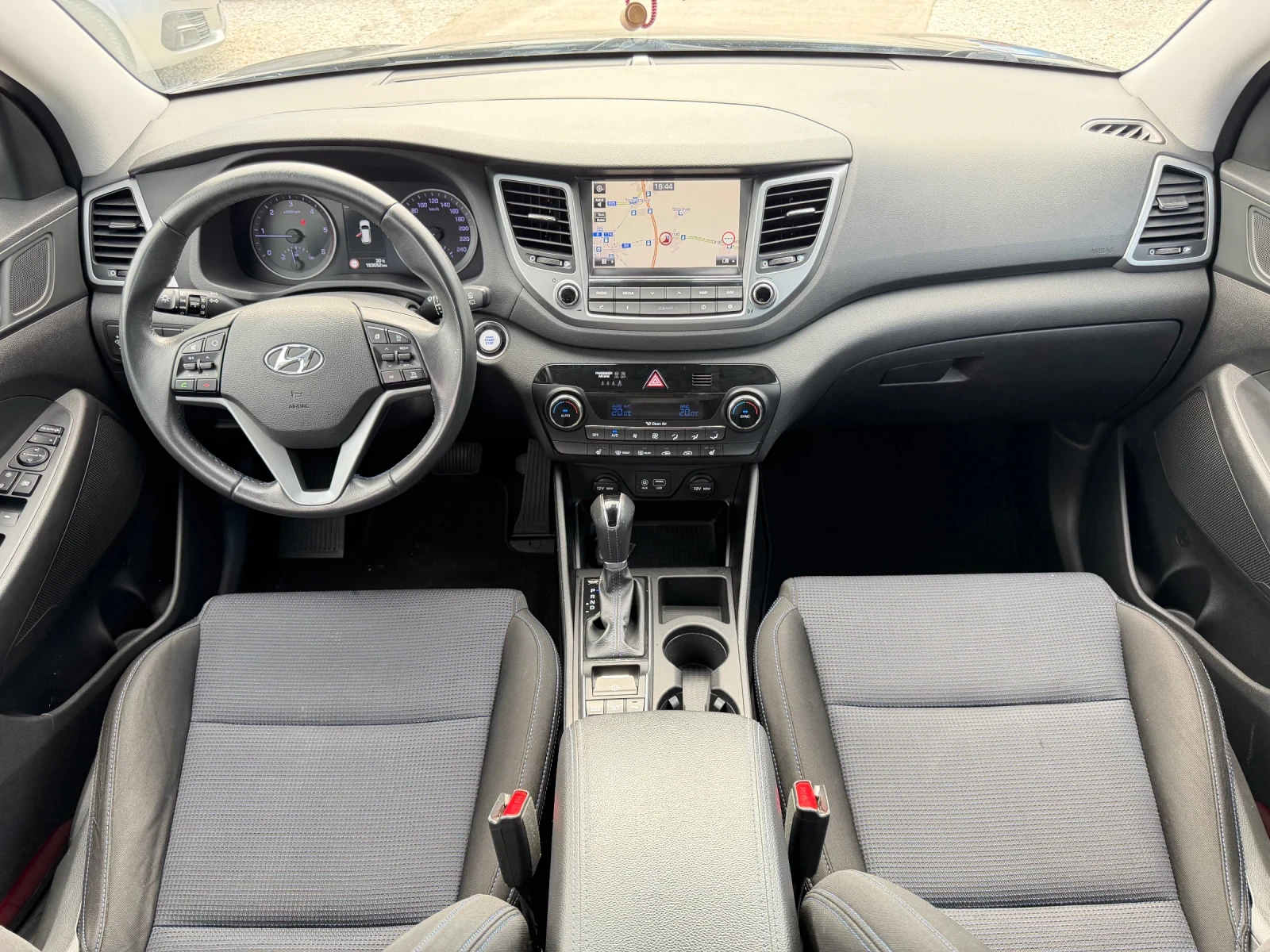 Hyundai Tucson Панорама, автомат, камера, нави, подгрев, снимка 8 - Автомобили и джипове - 55211559