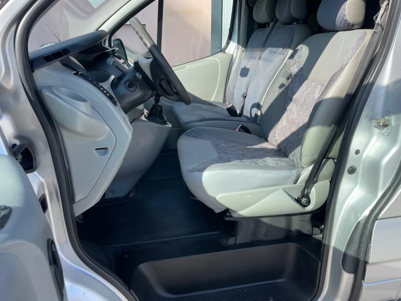 Opel Vivaro 1.9 DCi // КЛИМАТИК// 9-МЕСТЕН, снимка 5 - Бусове и автобуси - 50392315