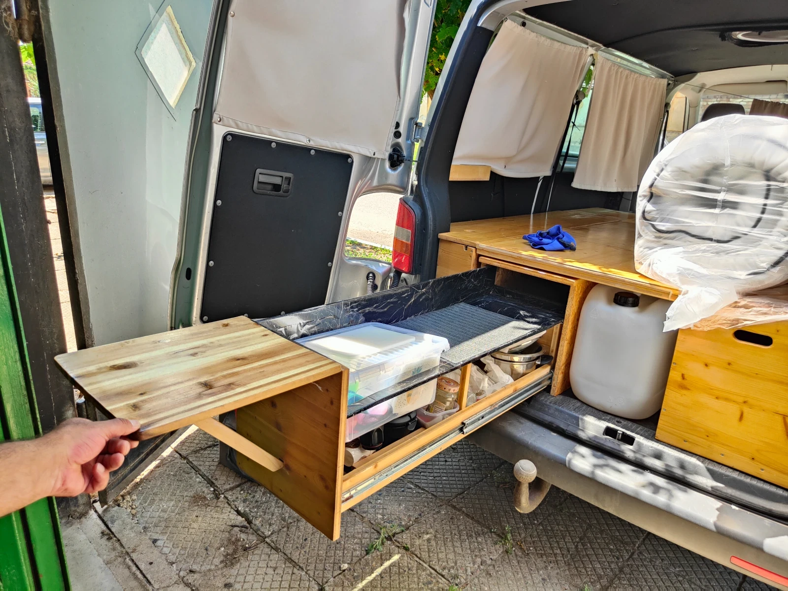 VW T5 1.9TDI Camper , снимка 9 - Бусове и автобуси - 55341843