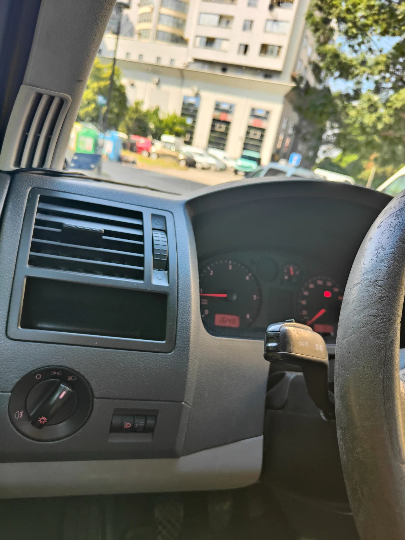 VW T5 1.9TDI Camper , снимка 5 - Бусове и автобуси - 55341843