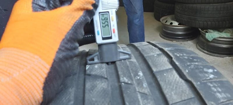 Гуми Летни 235/40R19, снимка 3 - Гуми и джанти - 32905876