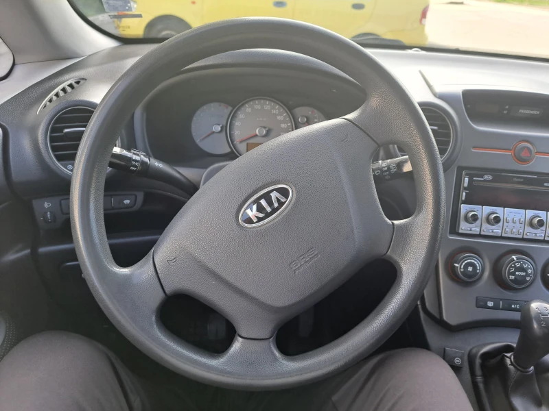 Kia Carens Бензин/ газ, снимка 9 - Автомобили и джипове - 41504920