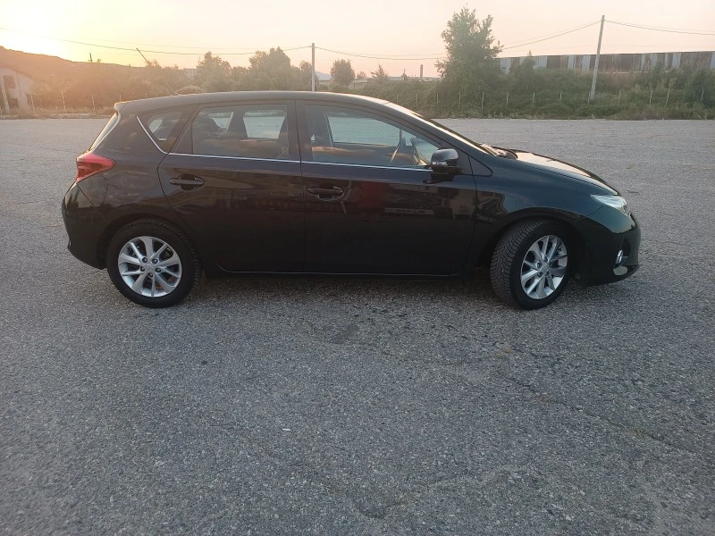 Toyota Auris 1.4D4D, снимка 2 - Автомобили и джипове - 46574102