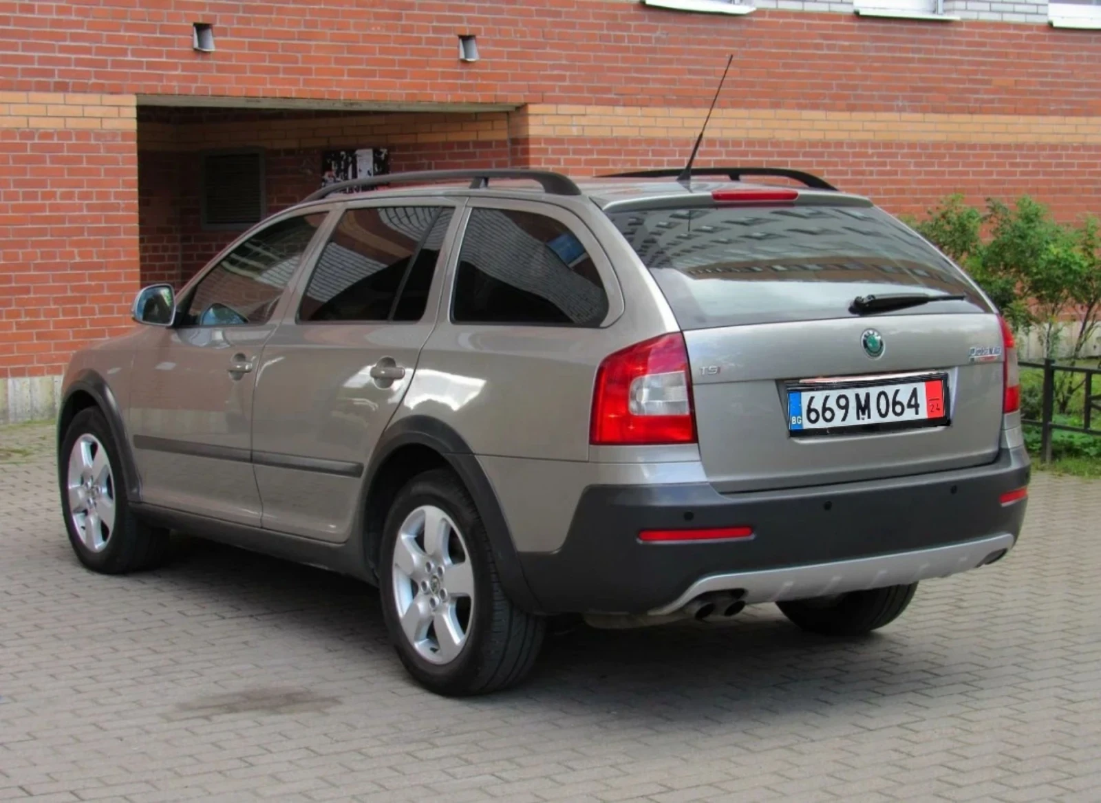 Skoda Octavia SCOUT * 4X4 * СЕРВИЗНИ ДОКУМЕНТИ * 164000км!!! - изображение 4