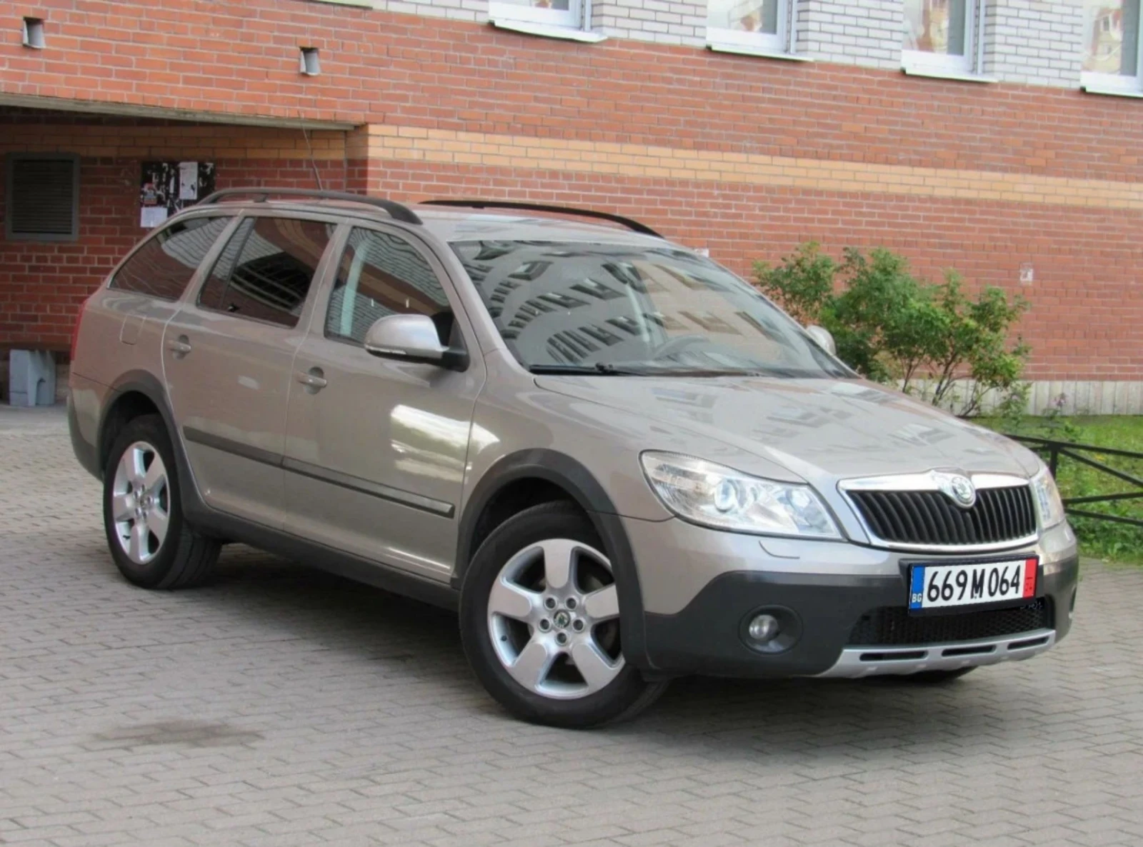 Skoda Octavia SCOUT * 4X4 * СЕРВИЗНИ ДОКУМЕНТИ * 164000км!!! - изображение 2