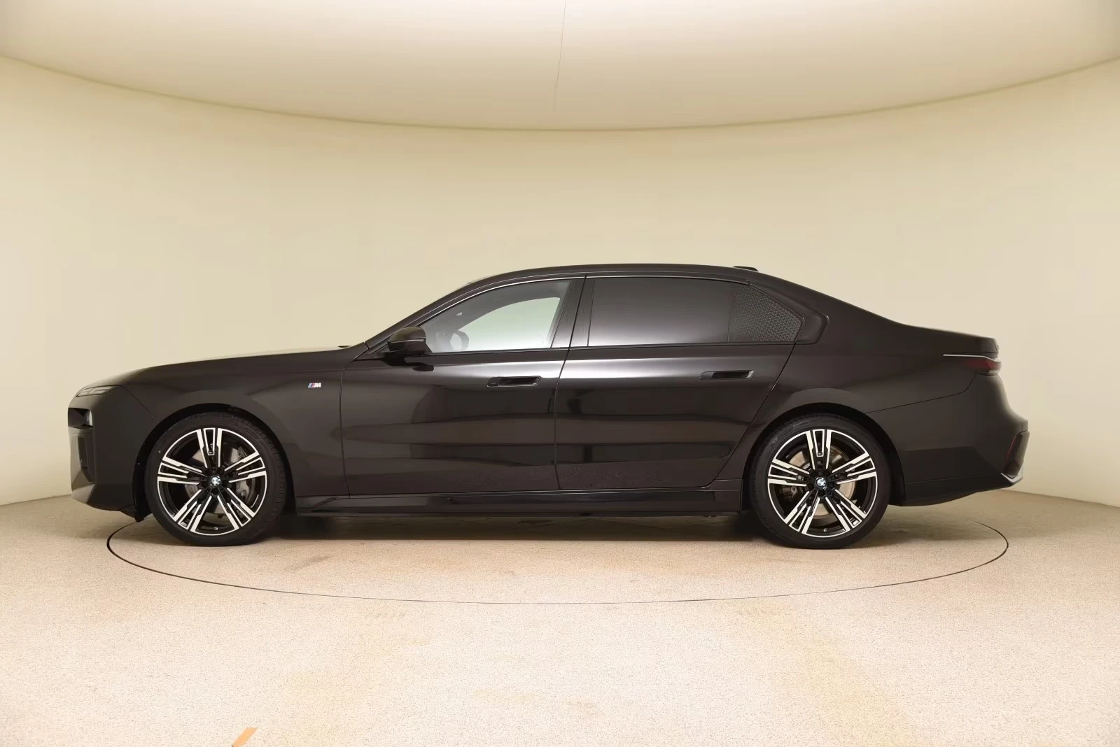 BMW i7 xDrive60 / M-SPORT / B&W / PANO / ICONIC GLOW / , снимка 2 - Автомобили и джипове - 54746448
