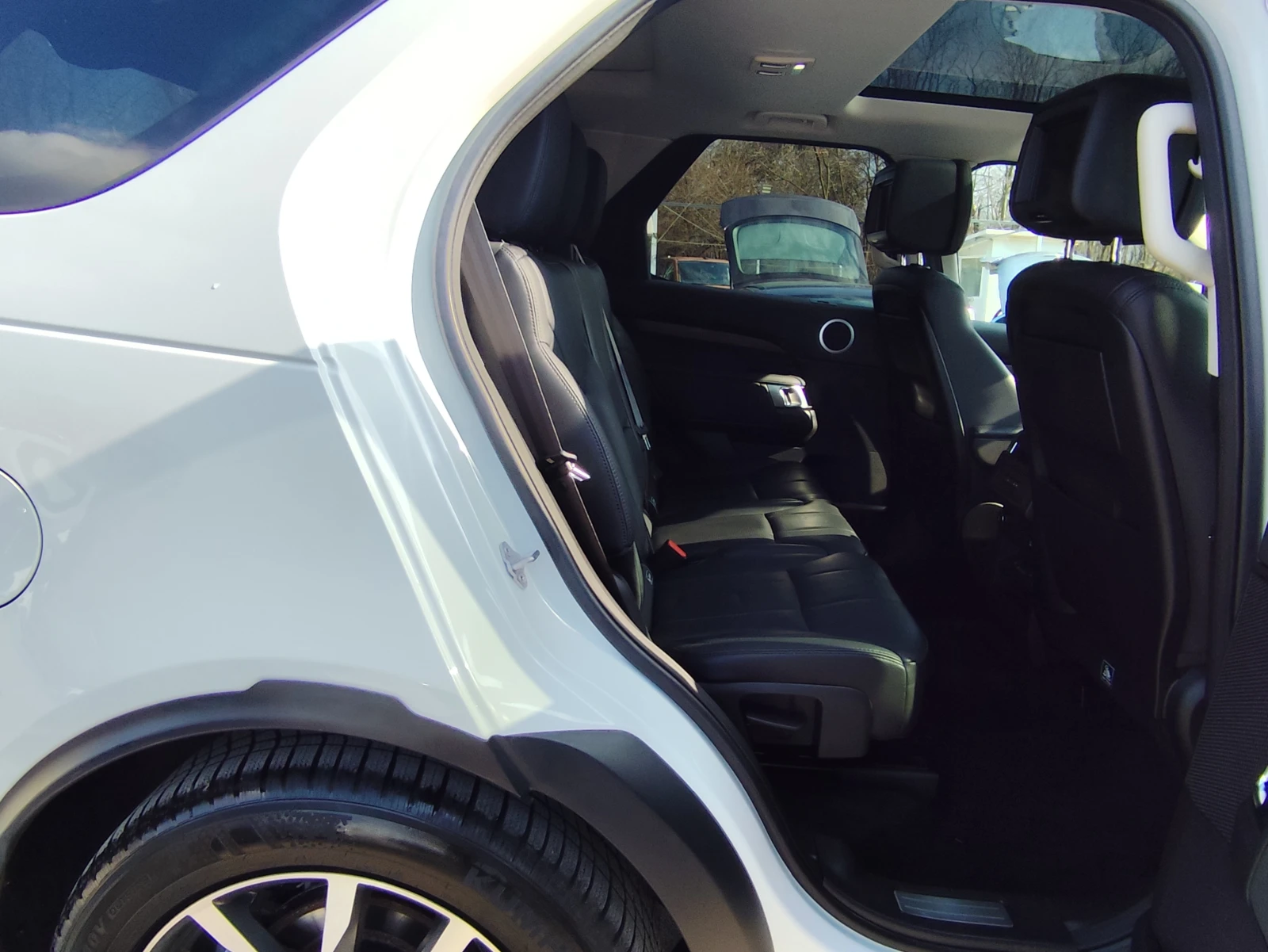 Land Rover Discovery 2.0D* 4X4* LED* NAVI* КОЖА* EURO6B* , снимка 13 - Автомобили и джипове - 53780766