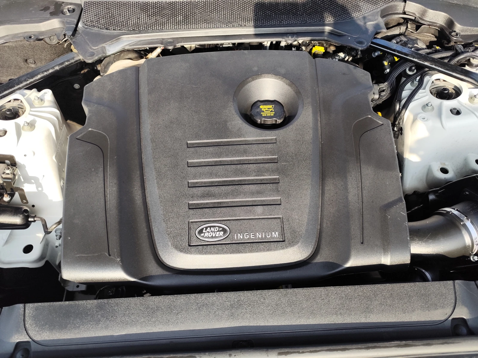 Land Rover Discovery 2.0D* 4X4* LED* NAVI* КОЖА* EURO6B* , снимка 16 - Автомобили и джипове - 53780766